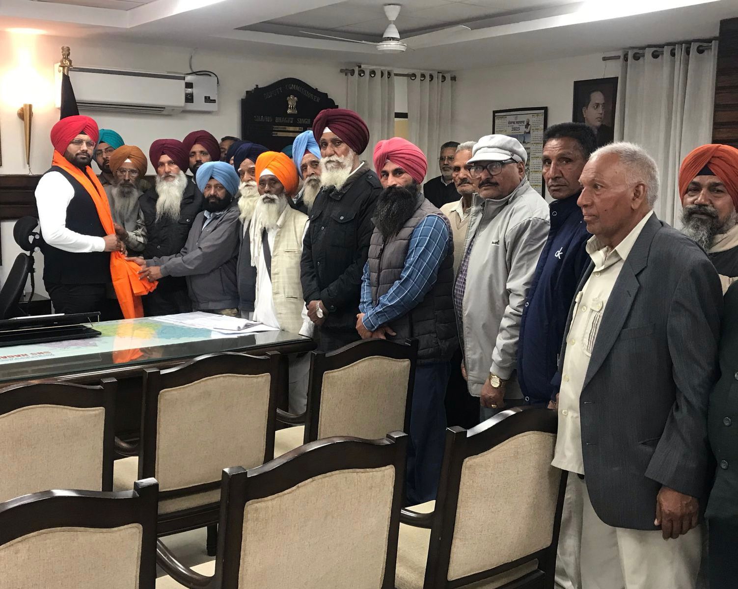 ਜ਼ਿਲ੍ਹਾ ਸ਼ਹੀਦ ਭਗਤ ਸਿੰਘ ਨਗਰ ਦੇ ਨੰਬਰਦਾਰ ਯੂਨੀਅਨ ਨੇ ਨਵੇ ਆਏ ਡੀ ਸੀ  ਸ੍ਰੀ ਅੰਕੁਰਜੀਤ ਸਿੰਘ  ਜੀ ਦਾ ਸਿਰੋਪਾਓ ਦੇ ਕੇ ਕੀਤਾ ਸਵਾਗਤ।